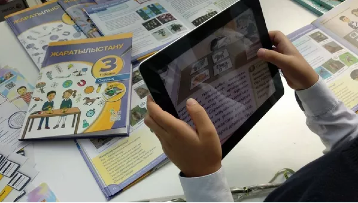 В школах не будут менять учебники на планшеты, - Мусин