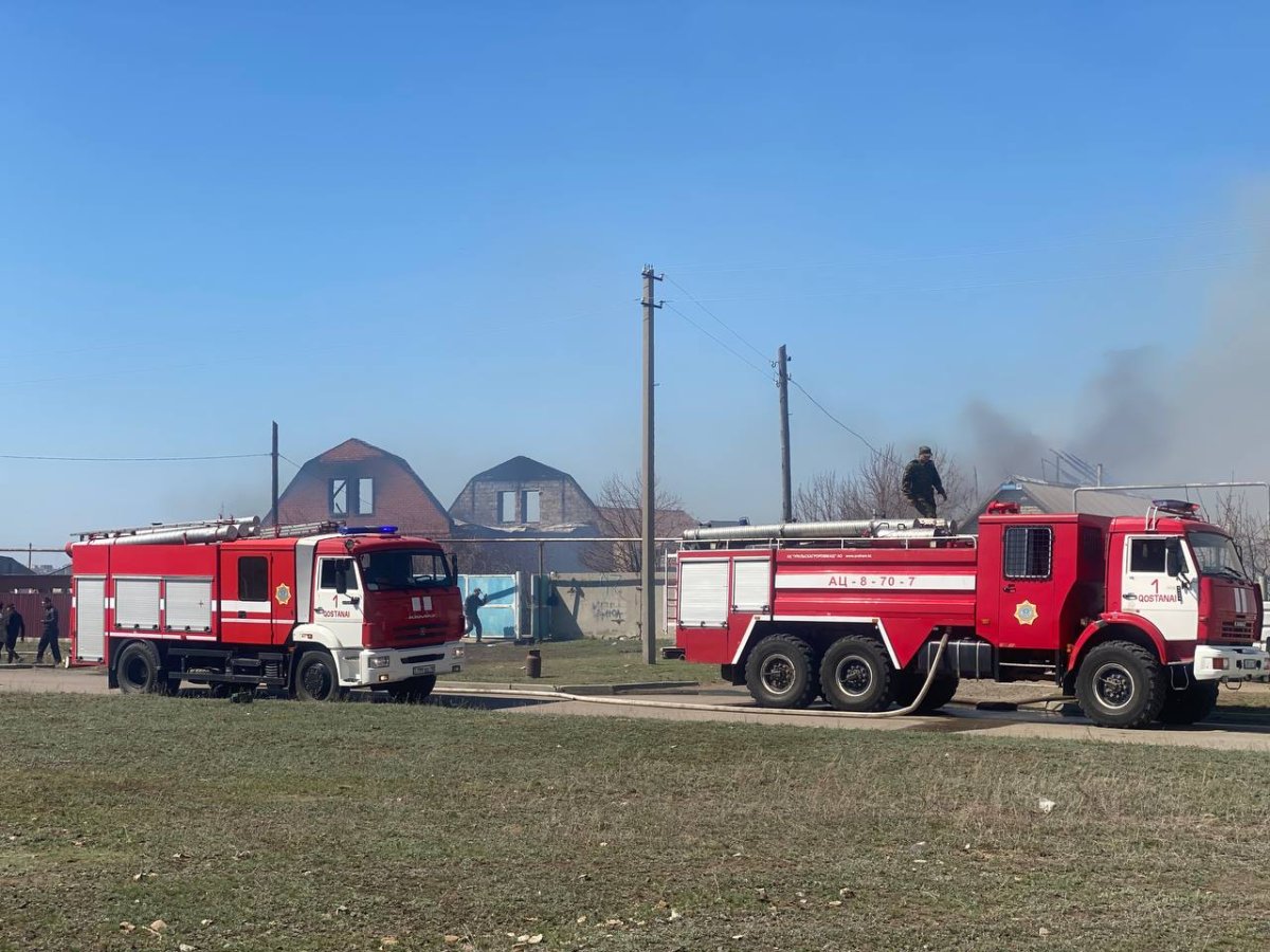 "Горят жилые дома, слышны взрывы", - масштабный пожар в пригороде Костаная