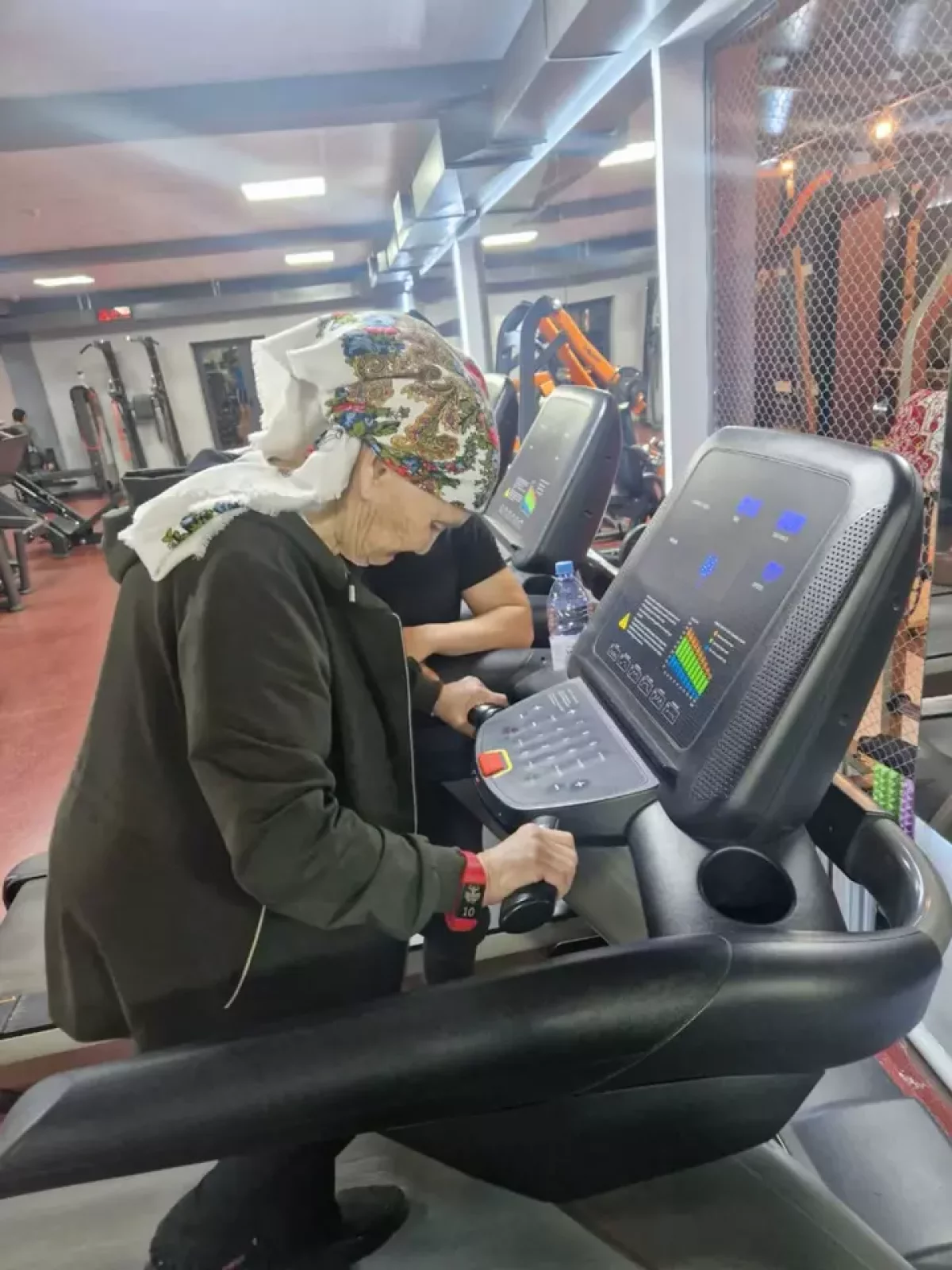 74 жастағы әжей спортпен не үшін айналысатынын айтты