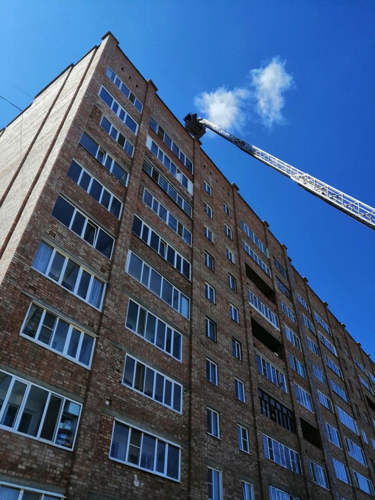 Женщина пыталась спрыгнуть с 9 этажа в Усть-Каменогорске