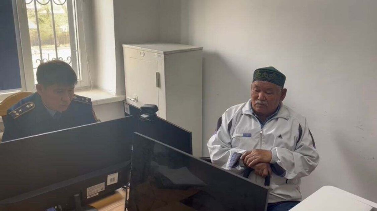 Пенсионер привел в дом молодую девушку и лишился телефона