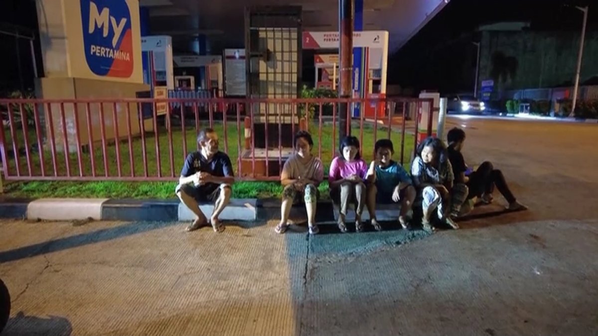 Высокий риск цунами: тысячи индонезийцев эвакуируют после землетрясения магнитудой 7,3