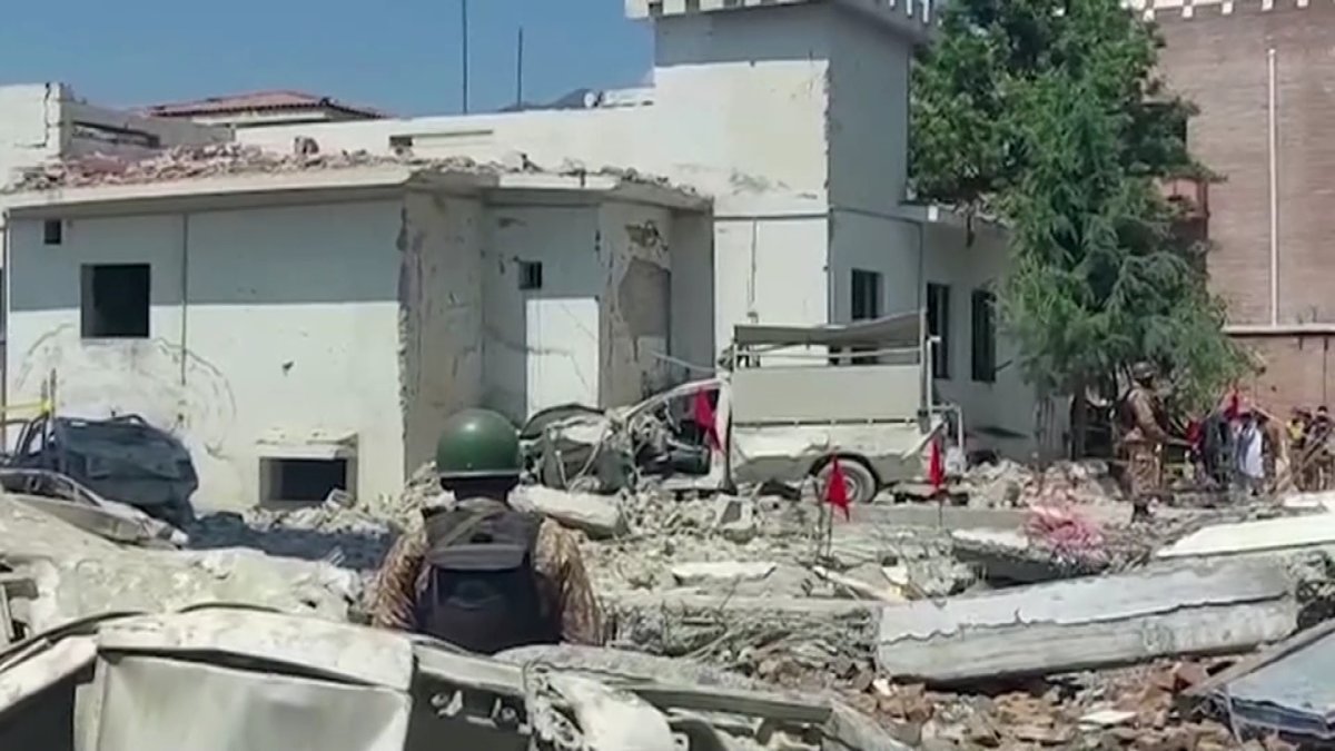 Взрывы в полицейском участке и наезд на толпу: более 15 человек погибли в терактах в Израиле и Пакистане