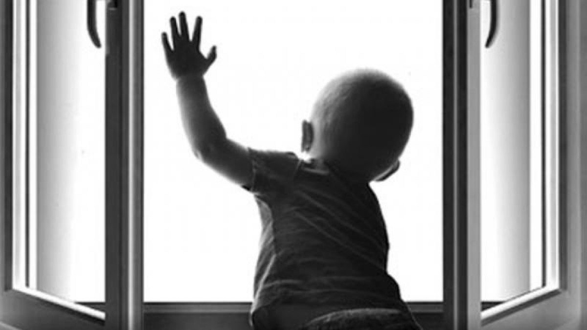 Қостанайда қараусыз қалған бір жасар бала терезеден құлап кетті