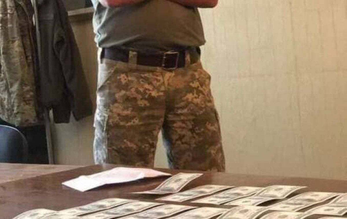 Сотрудника военкомата в ЗКО подозревают во взятке