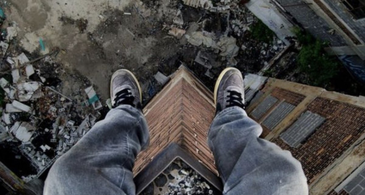 Не платили зарплату, выселили с квартиры: строитель пытался спрыгнуть с 14 этажа в столице