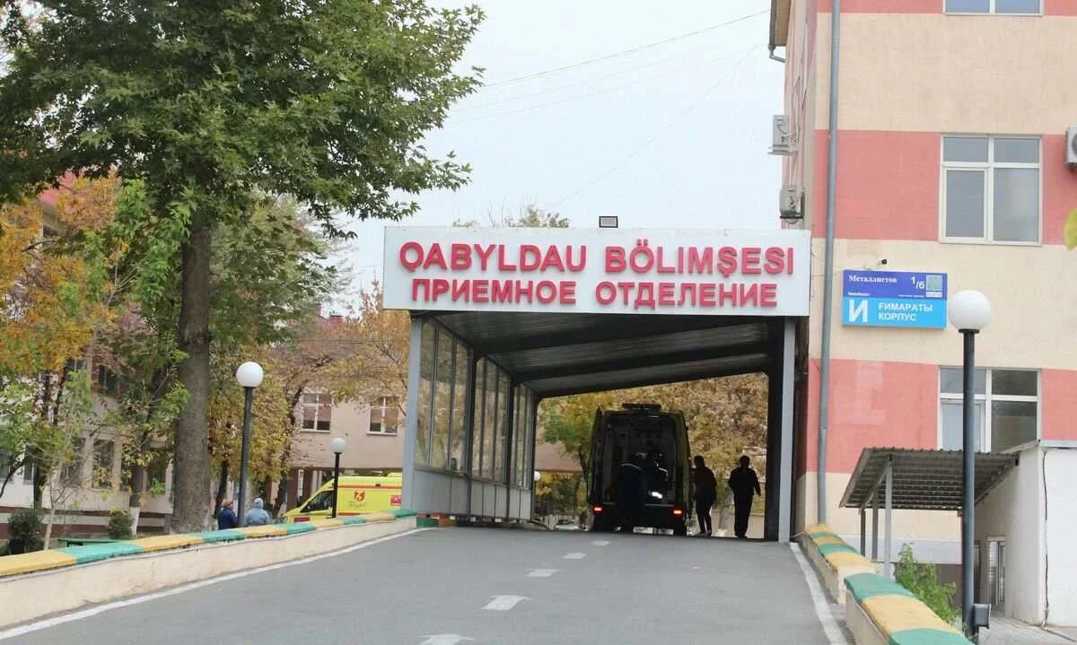 Айқайлап кабинеттен қашып шыққан: Шымкентте аурухана дәрігері науқасты зорламақ болды деген күдікке ілінді