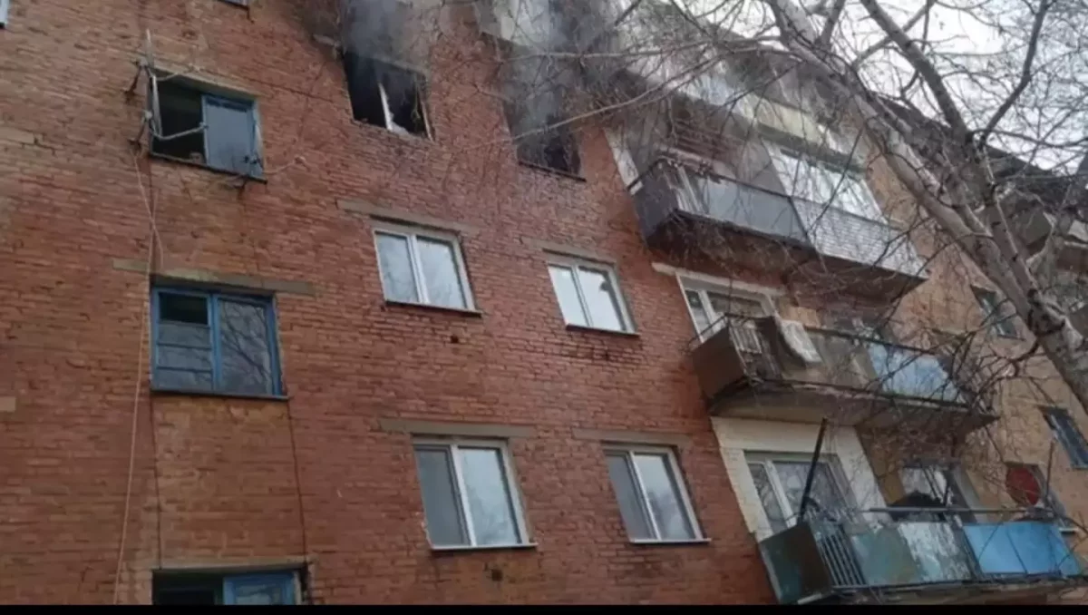 Три человека едва не погибли в горящей квартире в ВКО