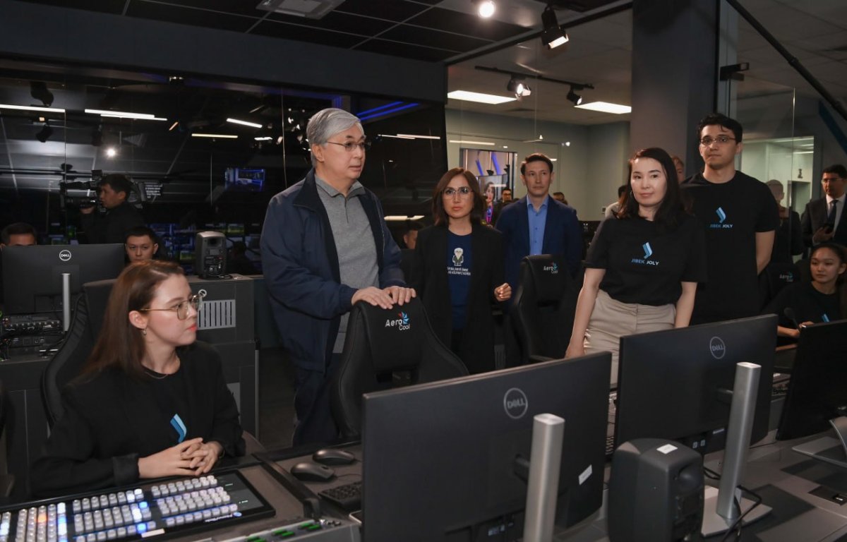 Мемлекет басшысы бес тілде хабар тарататын Jibek Joly телеарнасына барды