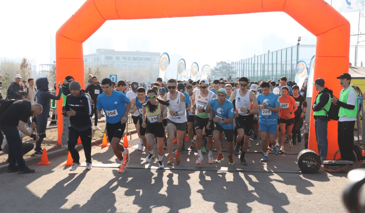 Астанада мыңнан астам адам аутизм бар балаларды қолдау үшін қайырымдылық жүгіруге  қатысты