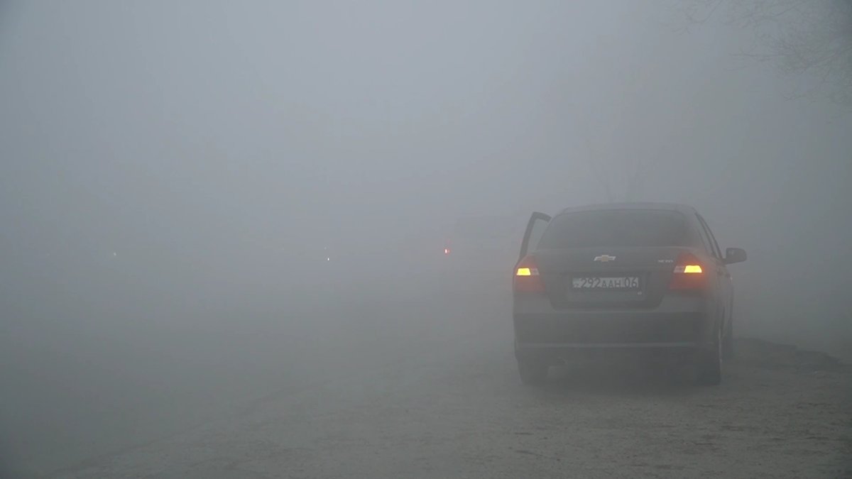 Атырауда қамыс өртеніп, қаланы түтін басты