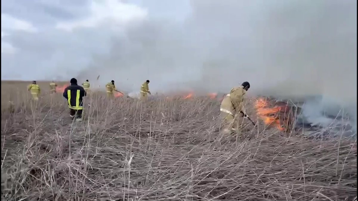 Жители Атырау второй день задыхаются от дыма и гари