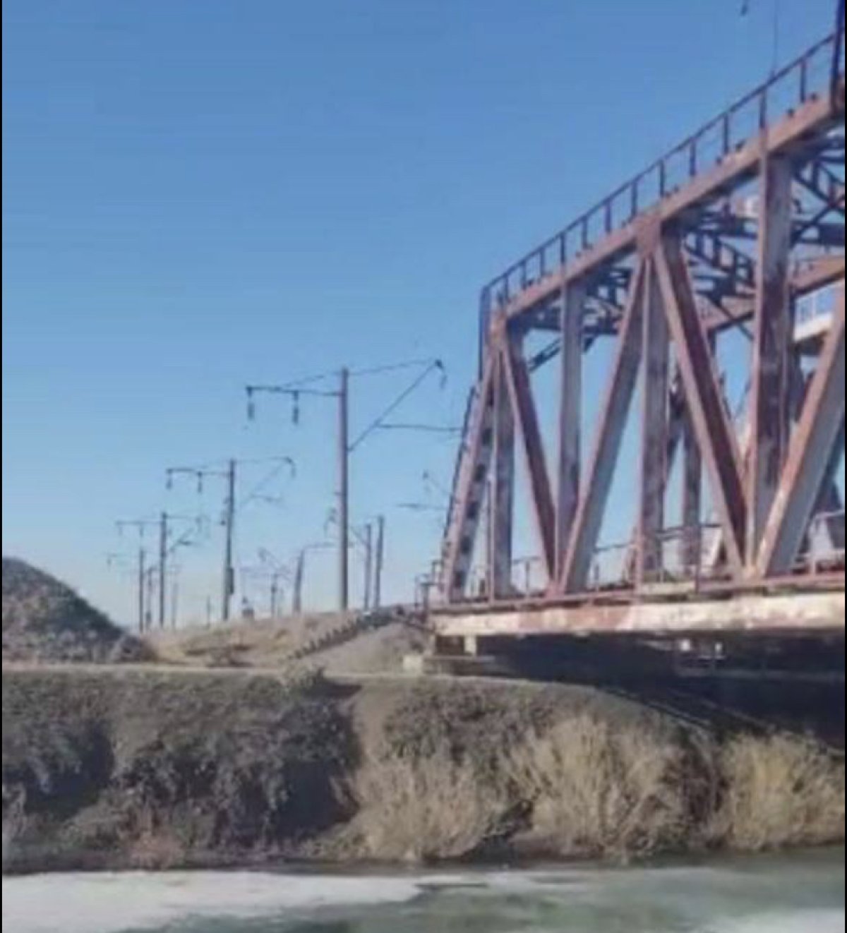 Труп мужчины нашли под мостом в Экибастузе