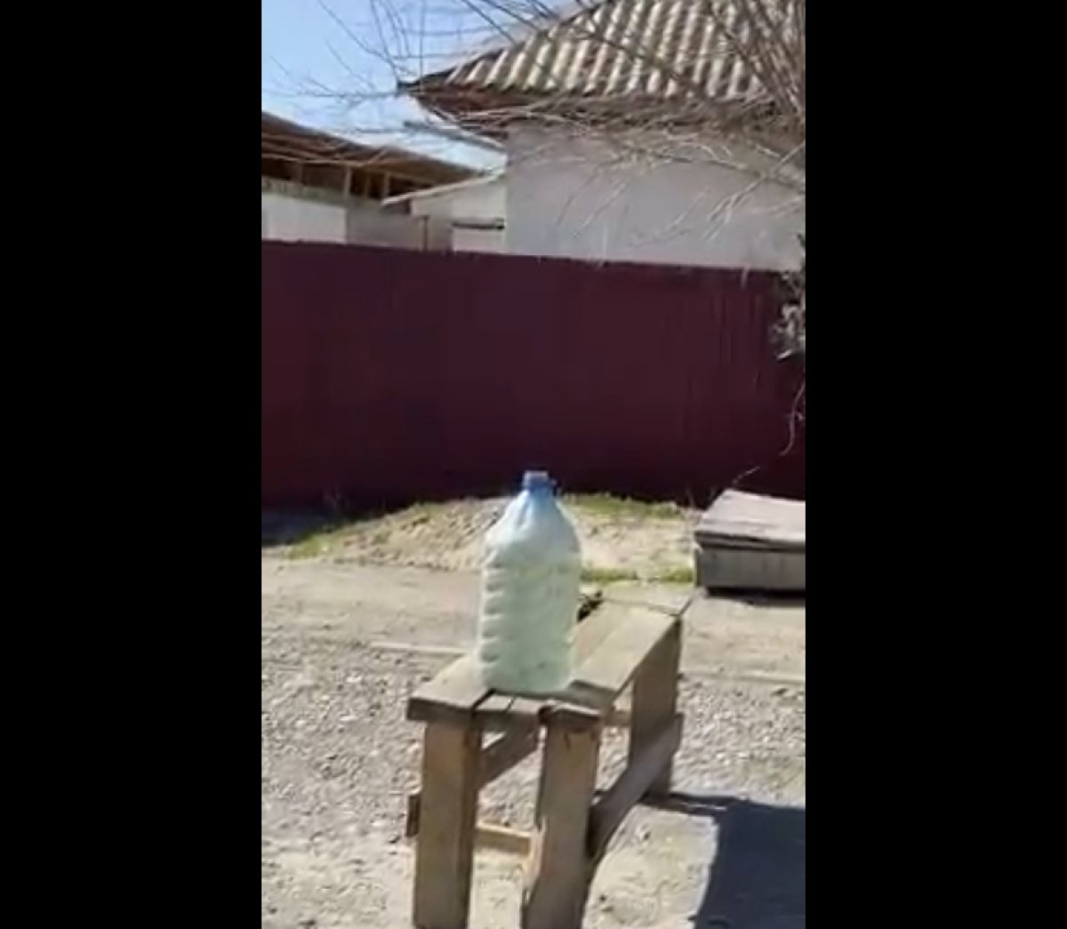 Соседи спекулируют - казахстанцы страдают: в Кыргызстане продают солярку из Казахстана на дорогах