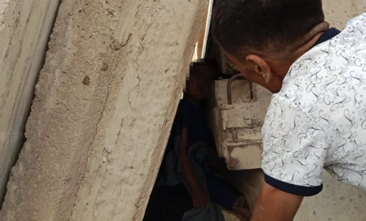 Ребенок застрял между плитами в заброшенном здании в Жамбылской области