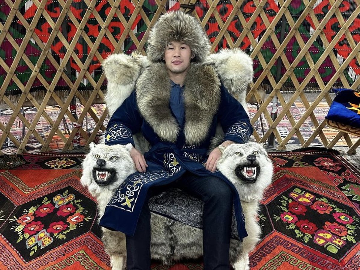 Шавкату Рахмонову подарили трон из волчьей шкуры