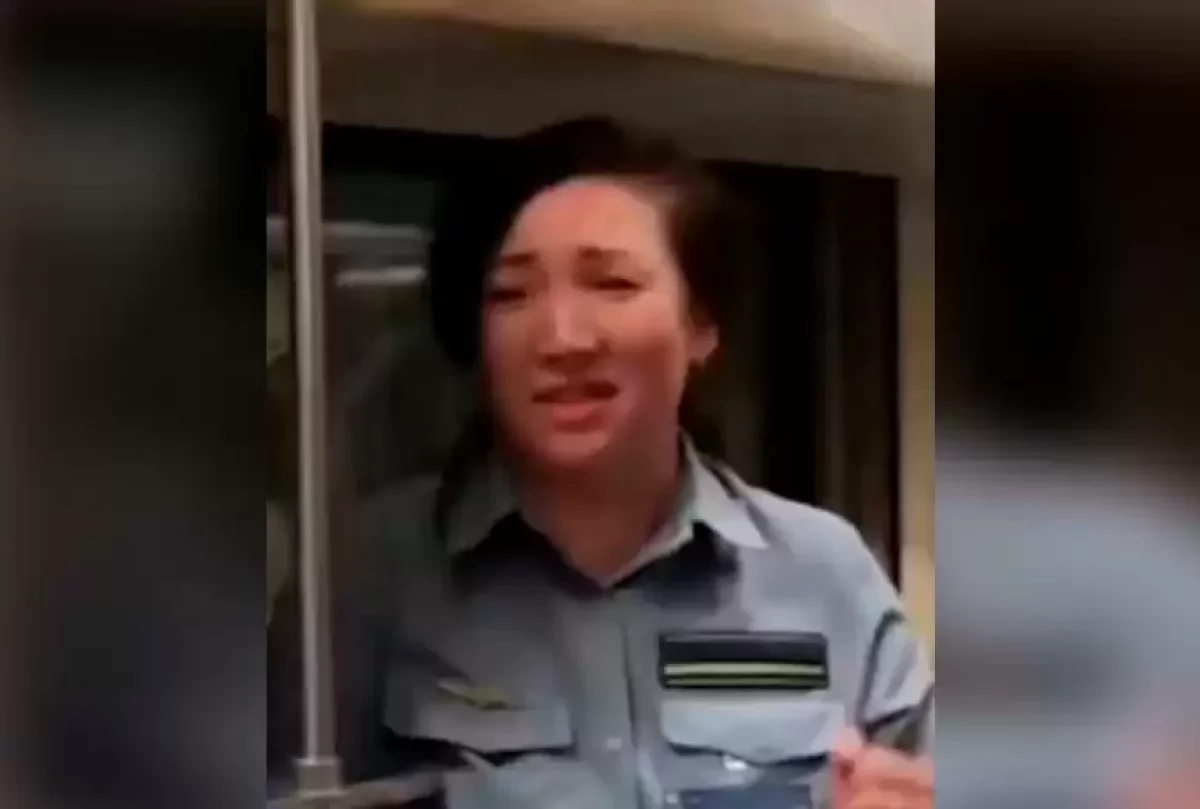 Пойызда ән салған жолсерік Ақылзат Сейтжапар Tiktok жұлдызына айналды