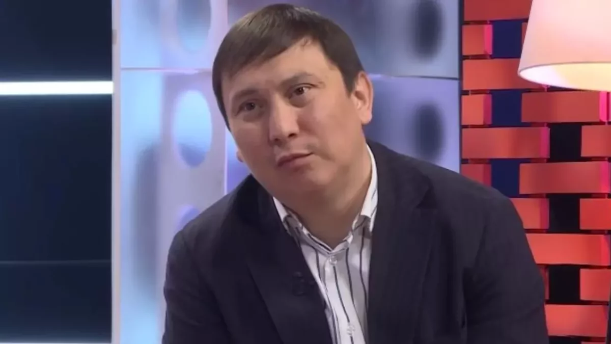 "Бір аяғым қысқа": Қайрат Әділгерей той үстінде неліктен құлап қалғанын түсіндірді