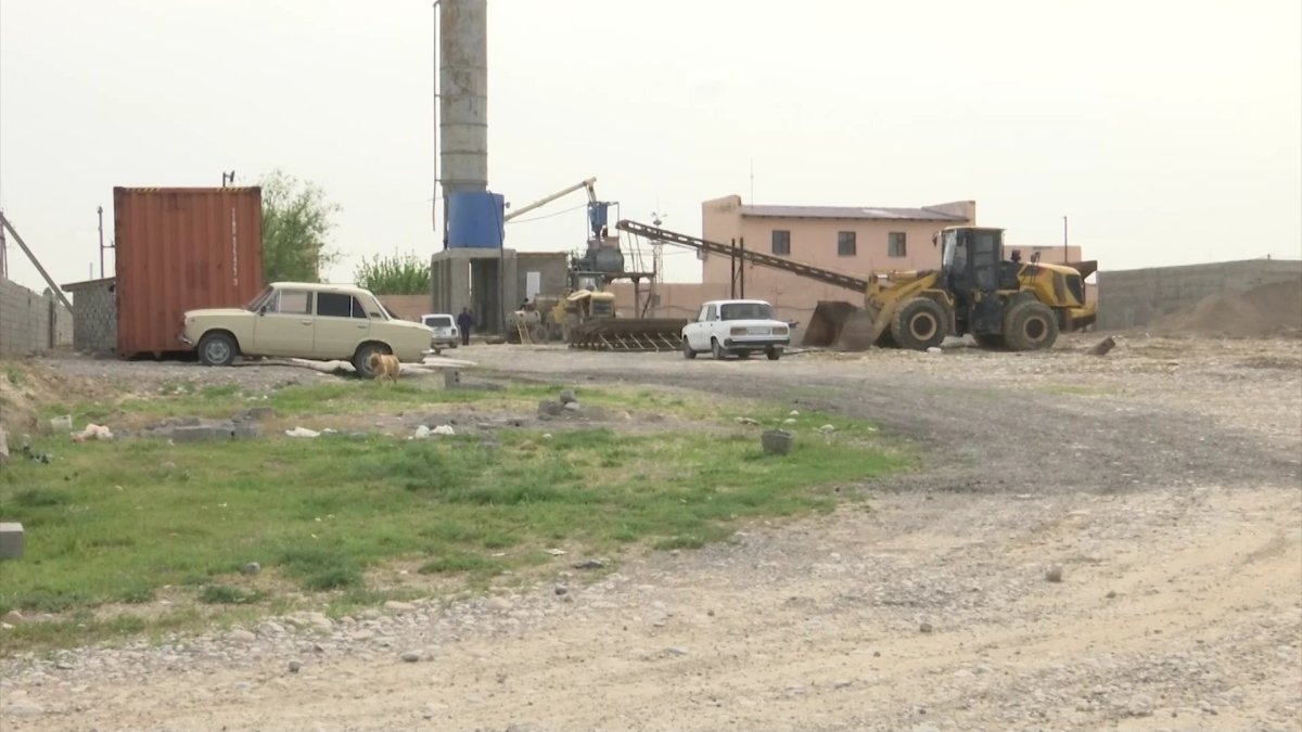 Шымкент тұрғындары үй түбінде бетон бұйымдарын шығаратын кәсіпорынның жұмыс істеуіне қарсы