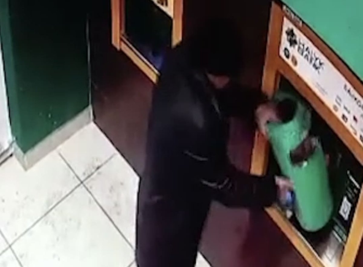 Пьяный акмолинец пытался вскрыть банкоматы урной