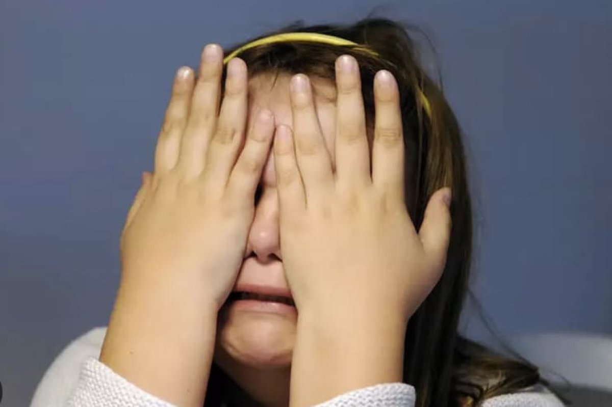 Школьницу нашли с переломами под окнами школы