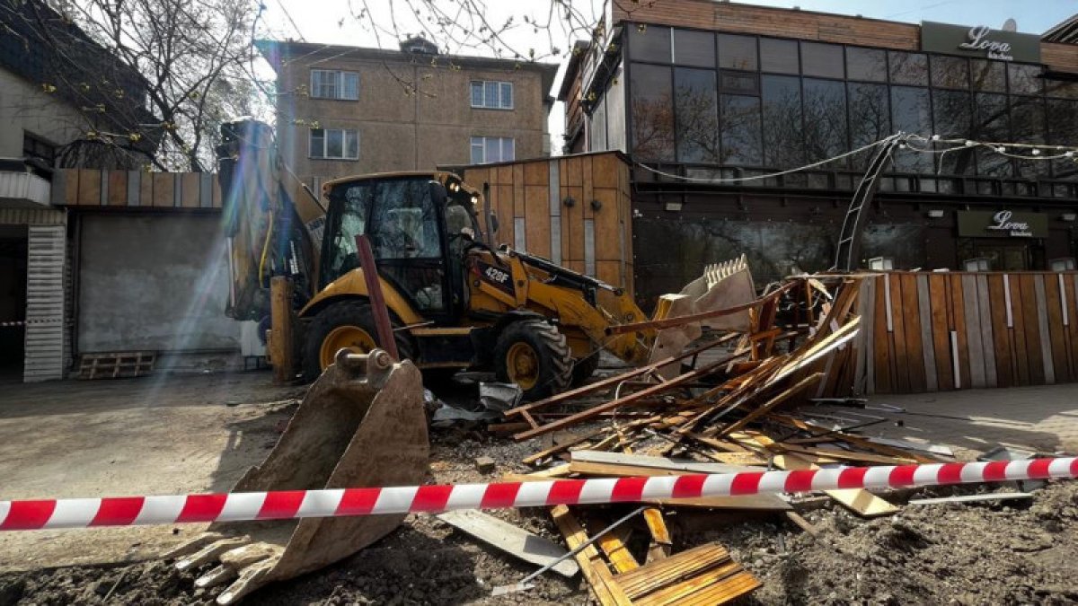 Алматы орталығындағы кафенің жазғы алаңы бұзылды