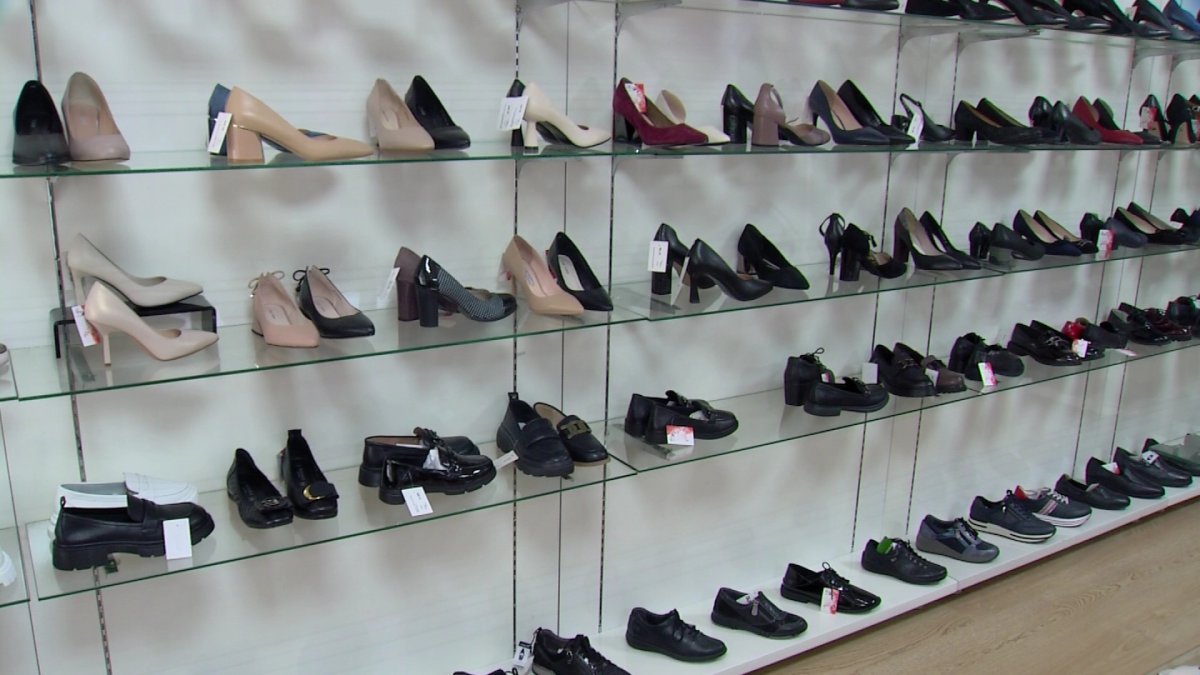 Орыс секс жұлдыздары Ол есегіне ұзын дилдо жабыстырды.