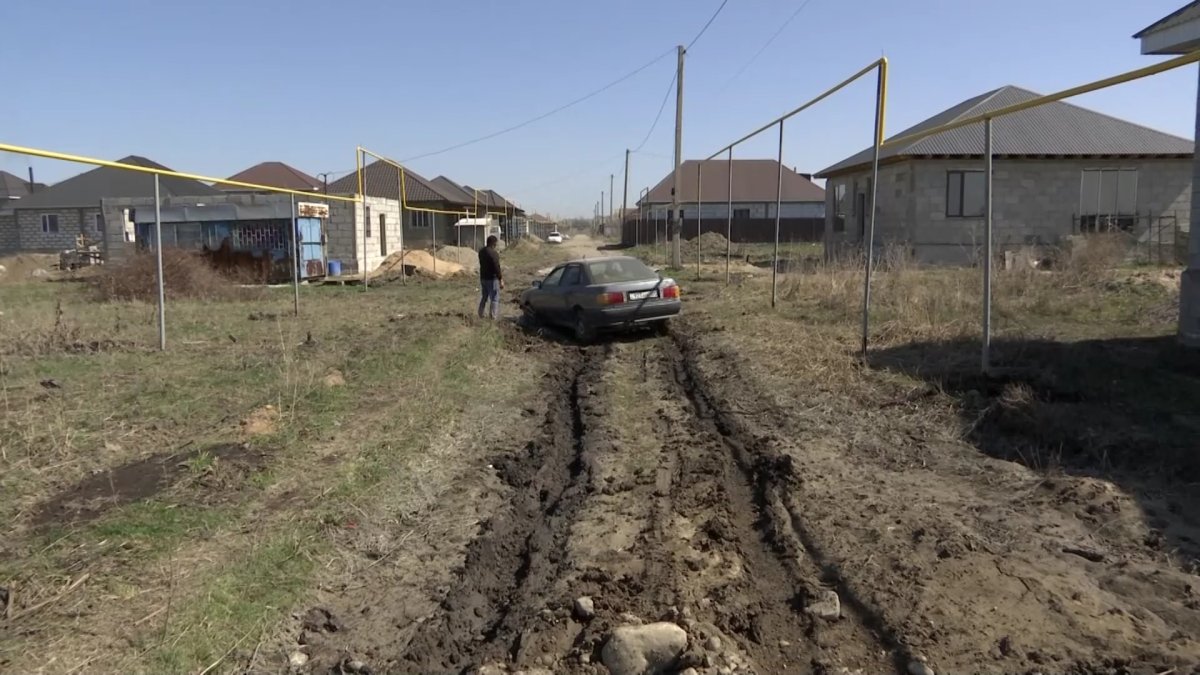 Новостройки утопают в грязи и талых водах в крупном селе Алматинской  области - Телеканал «Астана»