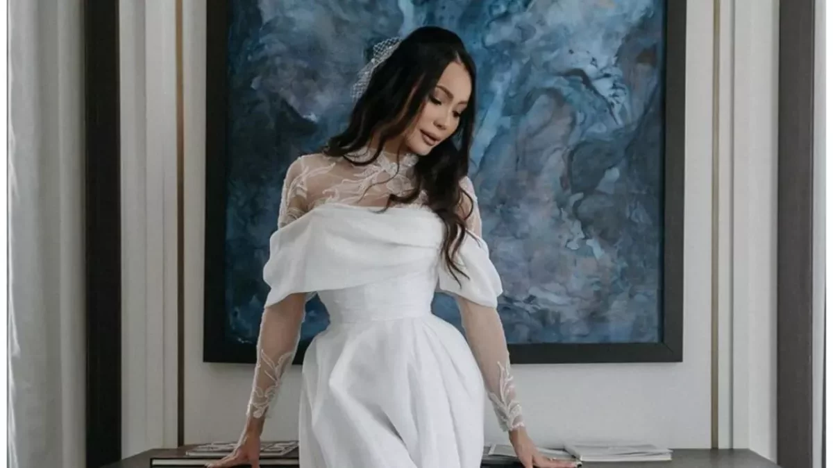 Жақында тұрмысқа шыққан Жанар Дұғалова той көйлегін көрсетті