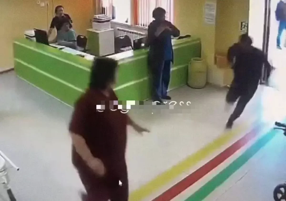 Шелек ауылындағы ауруханаға басып кірген төрт ер адам ұсталды