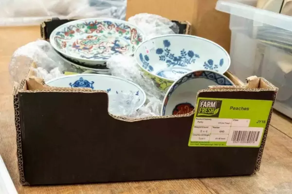 Шаң басқан ыдыстарды сатып байып кетті