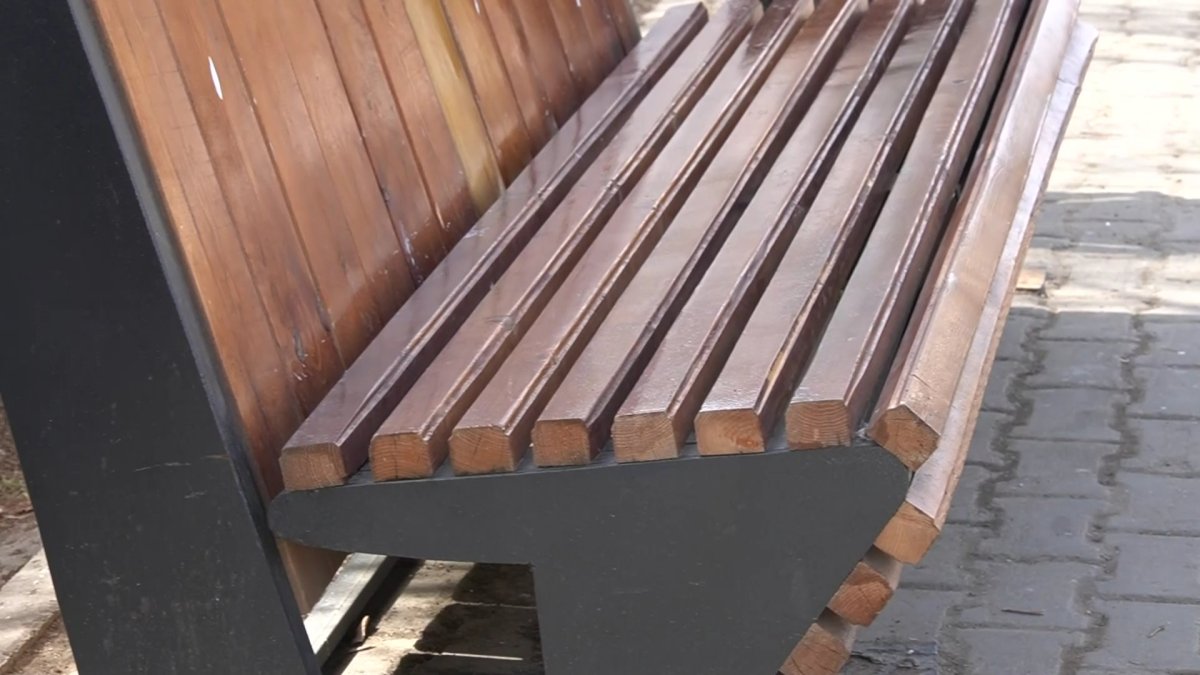 «Цены предложил автор»: чиновники Уральска ответили на возмущения жителей о дорогих скамейках