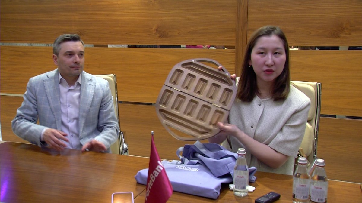 Казахстанка заинтересовала Louis Vuitton сумкой в виде юрты