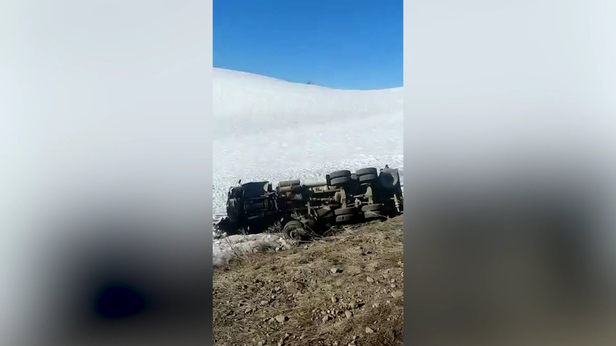 Серная кислота вылилась на дорогу при аварии в ВКО