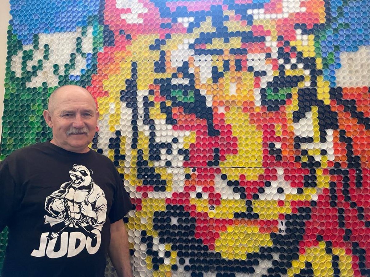 Необычную мозаику в обычном подъезде выложил житель Балхаша