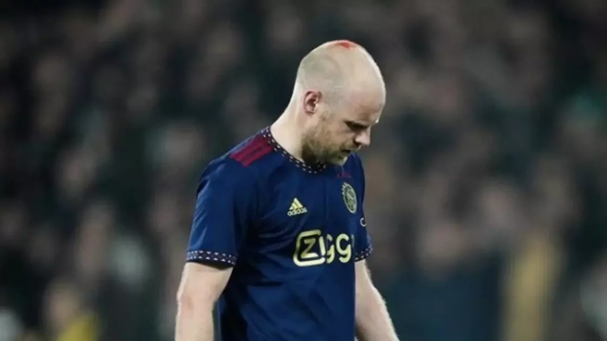 Стадионға келген жанкүйер танымал футболшының басын жарып қойды