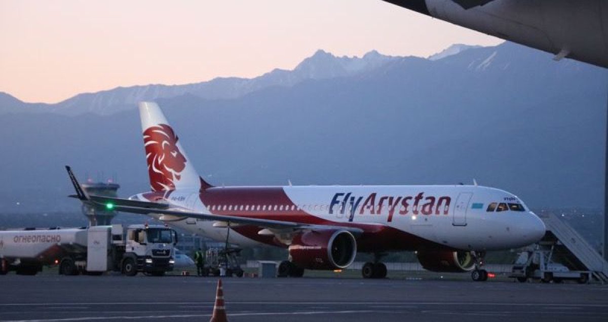 Алматыға қонуға мәжбүр болған рейстің 15 жолаушысы борттан шығудан бас тартқан