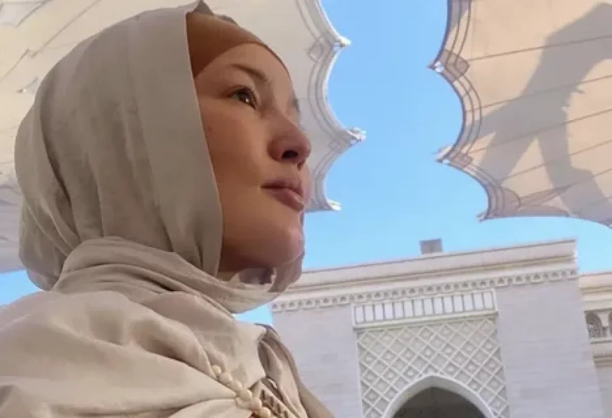 Кәмшат Жолдыбаева хиджаб кигені үшін сынаған көпшілікке жауап берді