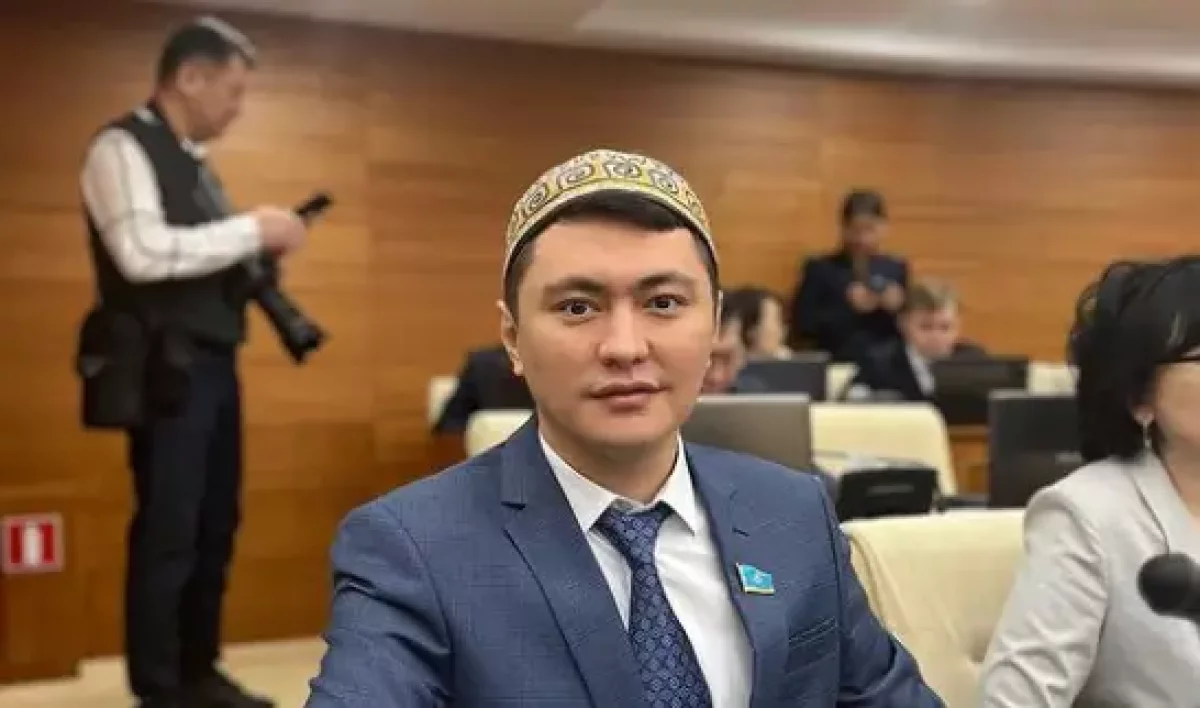 "Жеке көлік, жүргізуші деген жоқ". Мәжілісмен Дәулет Мұқаев қызметтік көлігі туралы айтты