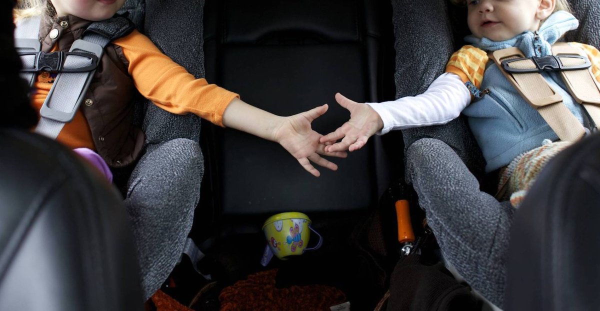 Вела машину с двумя детьми на руках: полиция устанавливает личность алматинки