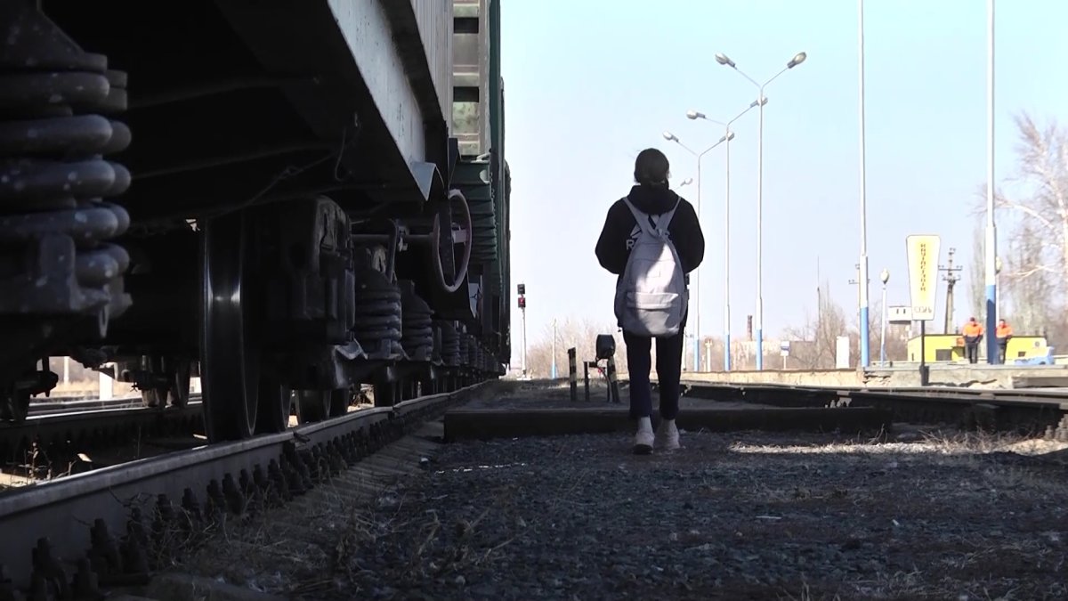 Рискуют и нарушают закон ежедневно все жители окраины Аксу