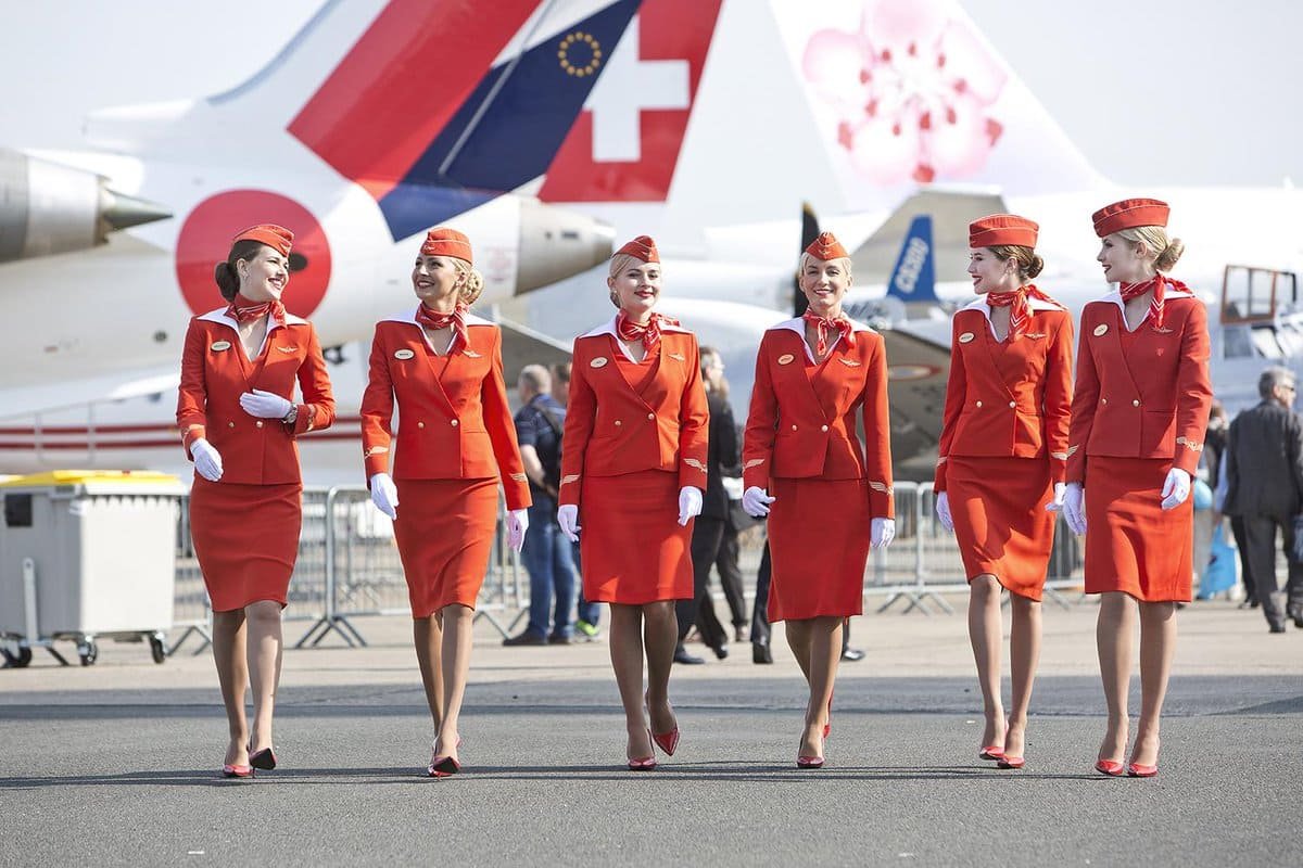 Авиакомпанию оштрафовали за требование к стюардессам носить макияж и высокие каблуки
