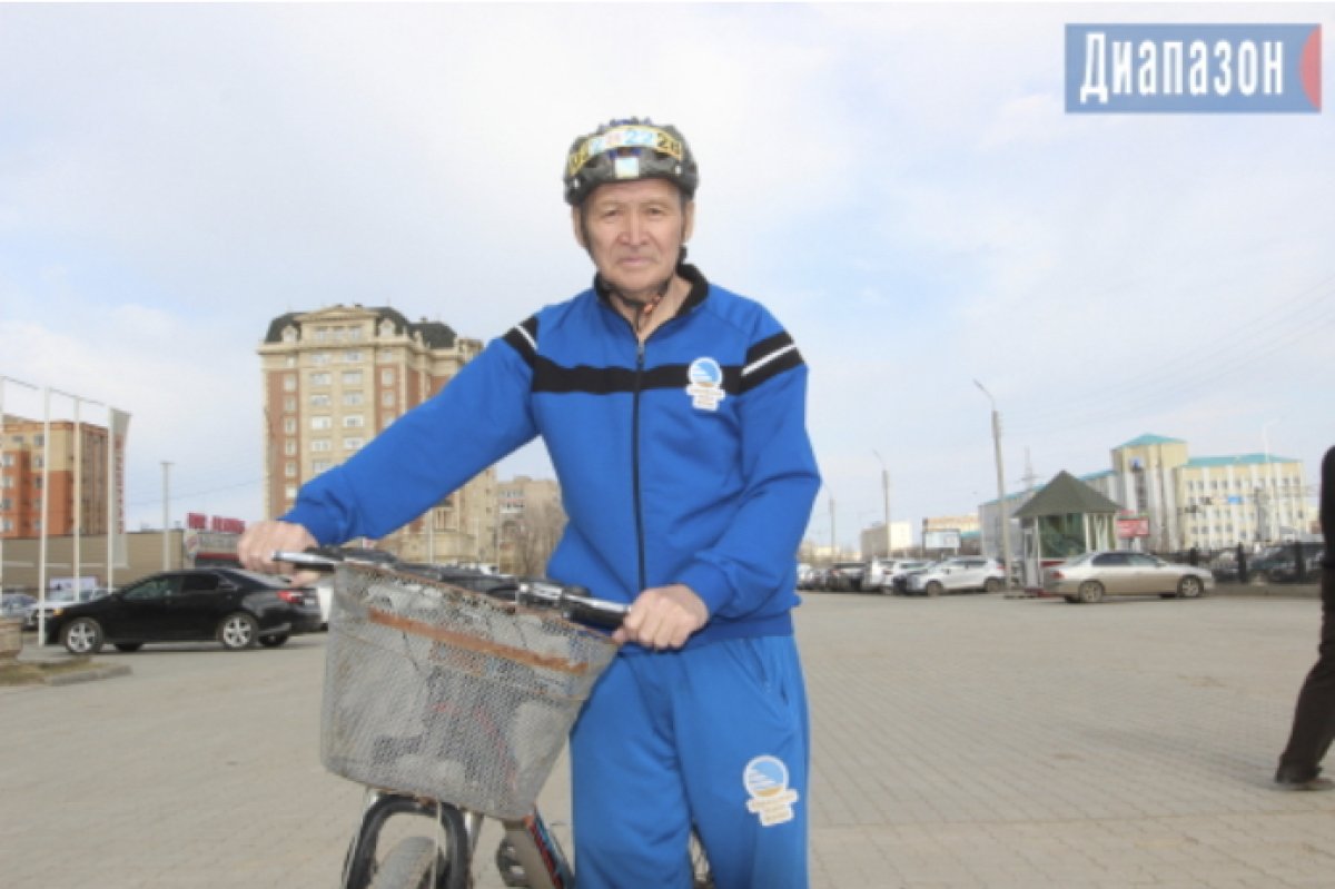 Раньше колесил по стране на поезде, теперь - на велосипеде: 68-летний актюбинец осуществил давнюю мечту