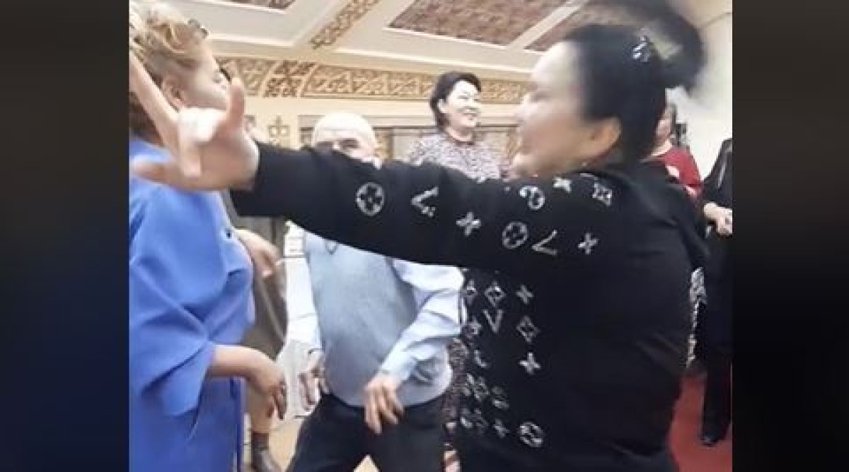 Без комплексов: талдыкорганка покорила соцсети "безумными" танцами