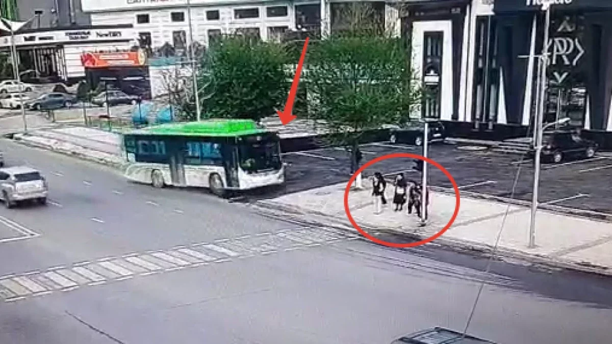 Шымкенттегі жол апаты: Жүргізуші автобустың қол тежегішін тартқан-тартпағанын тергеу анықтайды