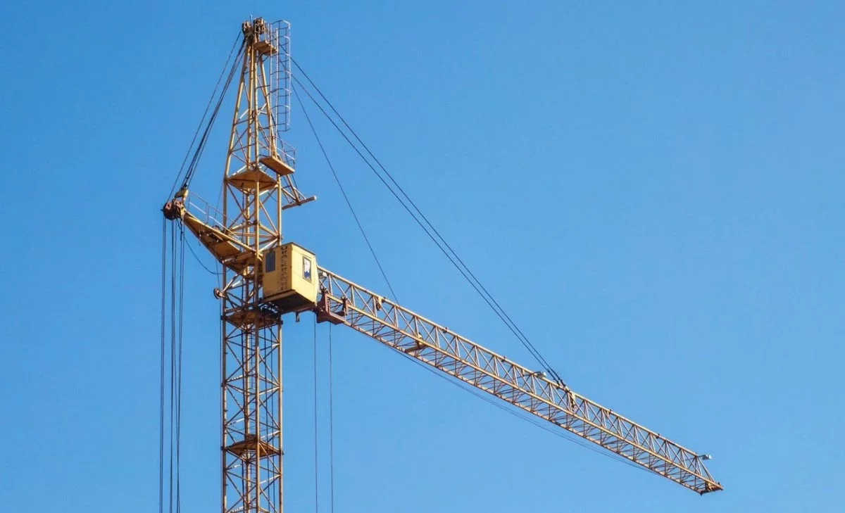 Астанада мұнаралы кран құлап, бір адам ауруханаға жеткізілді