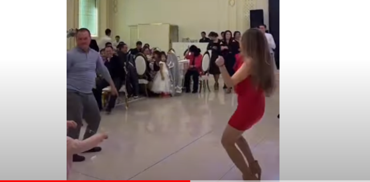 «Перепутала той с клубом»: откровенный танец девушки разозлил Казнет