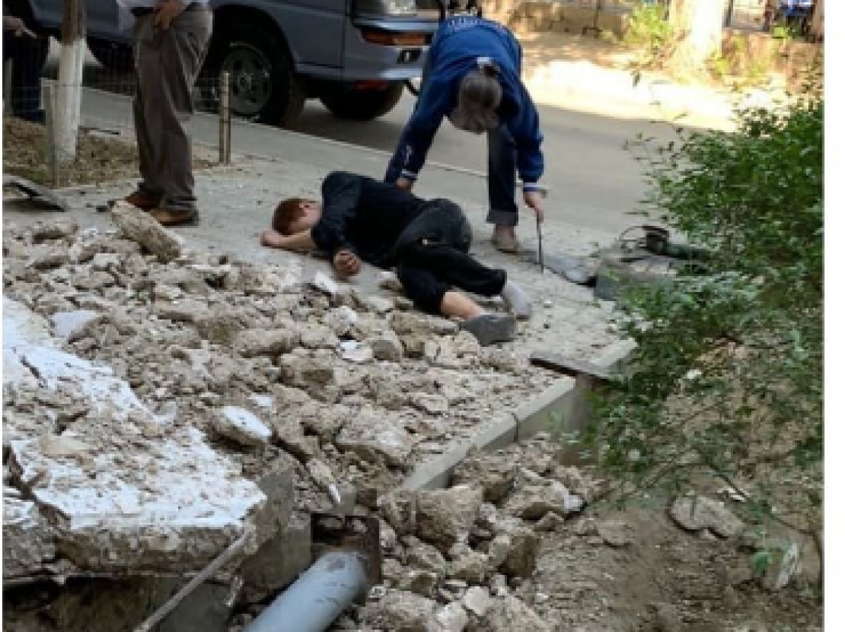 Козырек подъезда упал в Актау: один человек погиб и двое пострадали