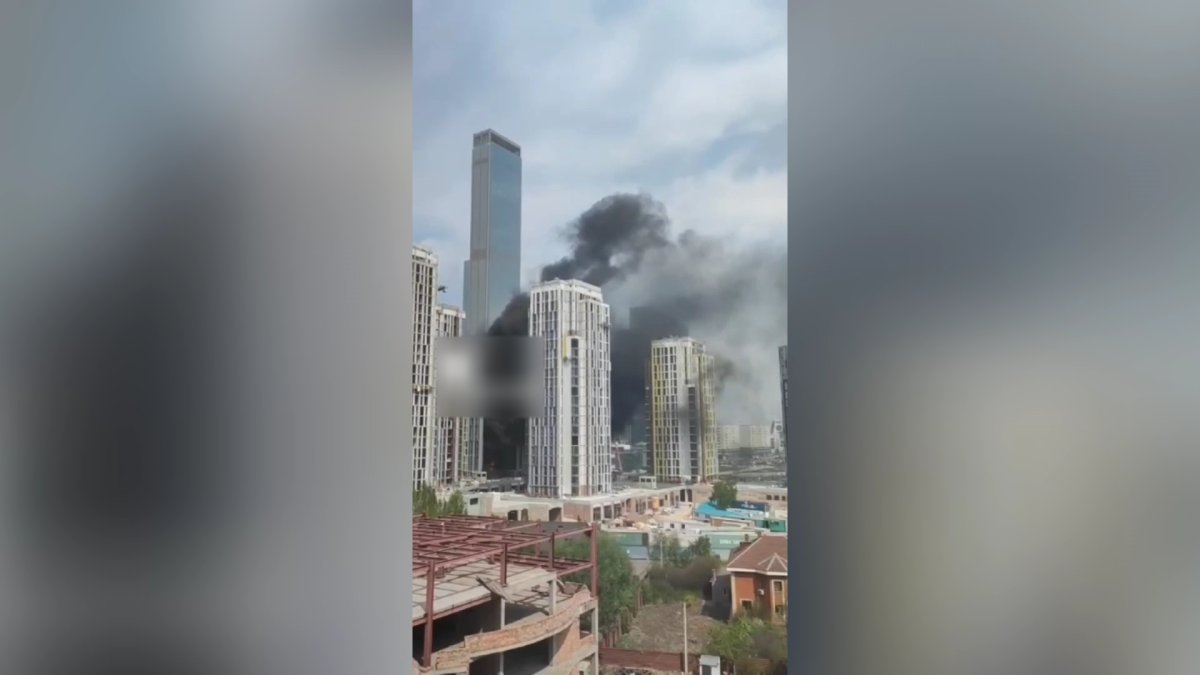 Пожар разгорелся в одной из новостроек в центре Астаны