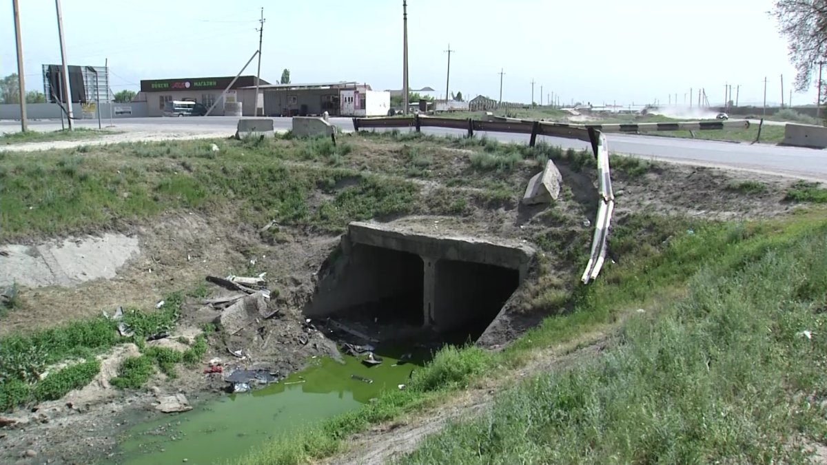 "Апта сайын бір көлік құлайды": Алматы облысының тұрғындары қауіпті көпірден өтуге қорқады